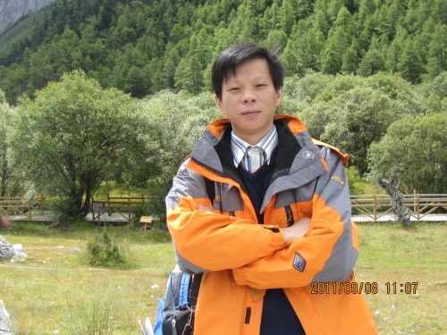 作为单位HR总监，我首先会从照片中提取关键信息并进行职业化解读：1. 人物形象与职业适配性：图中